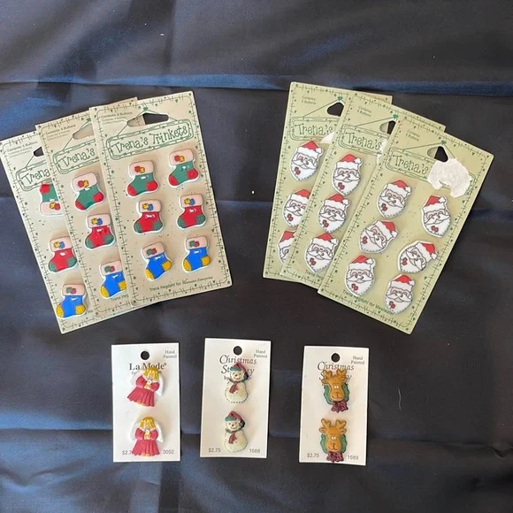 Christmas buttons. 18 stockings; 18 Santa; 2 angels. 2 snowmen. 2 reindeer. - Picture 1 of 2